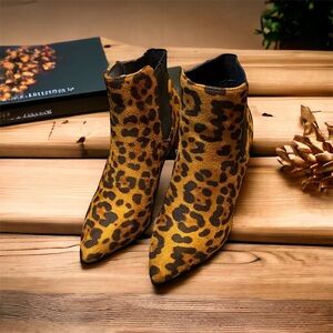 Yoki Elastic Side Leopard Ankle Boots Women’s Size 6